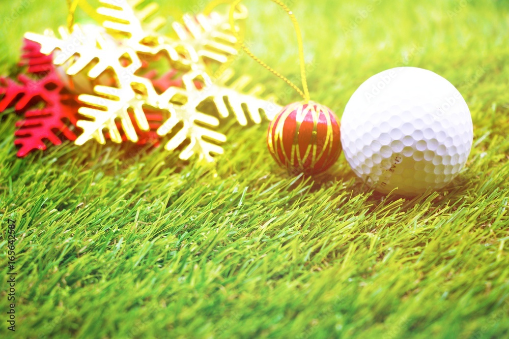 Naklejka premium Santa with golf ball and snowflake for golfer's Christmas concept
