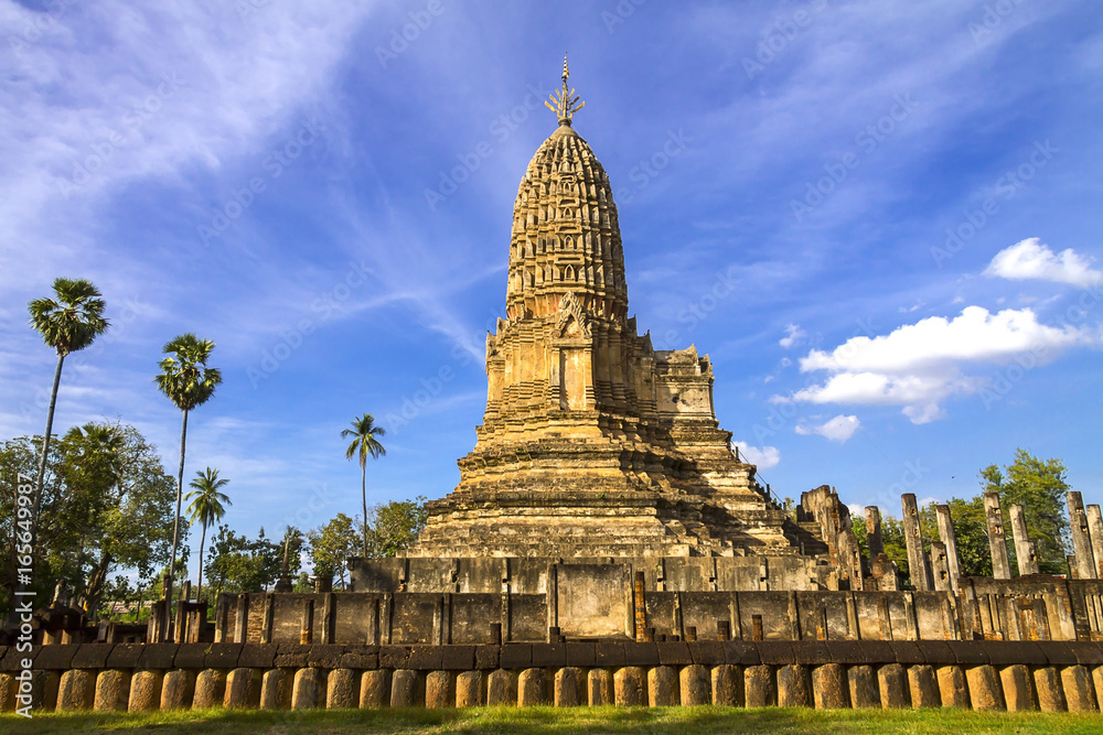 Ancient  pagoda Wat Phra Si Ratanamahathat sky