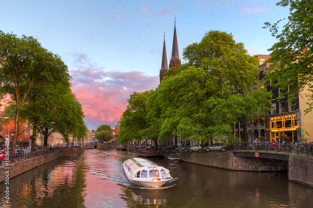 Φωτογραφία Beautiful sunset at the Singel canal in Amsterdam with the Krijtberg church and