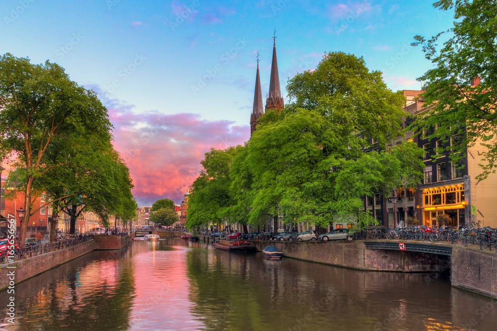 Φωτογραφία Beautiful sunset at the Singel canal in Amsterdam with the Krijtberg church and