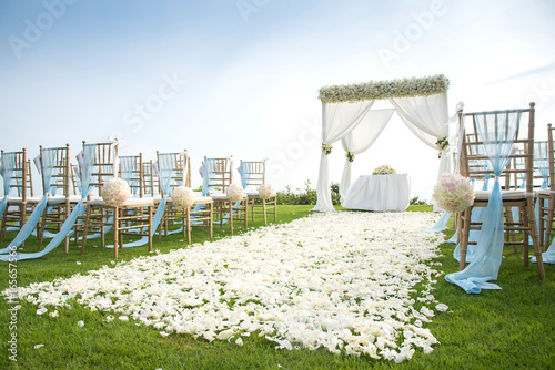 Romantic wedding on the rooftop of the hotel lawn.