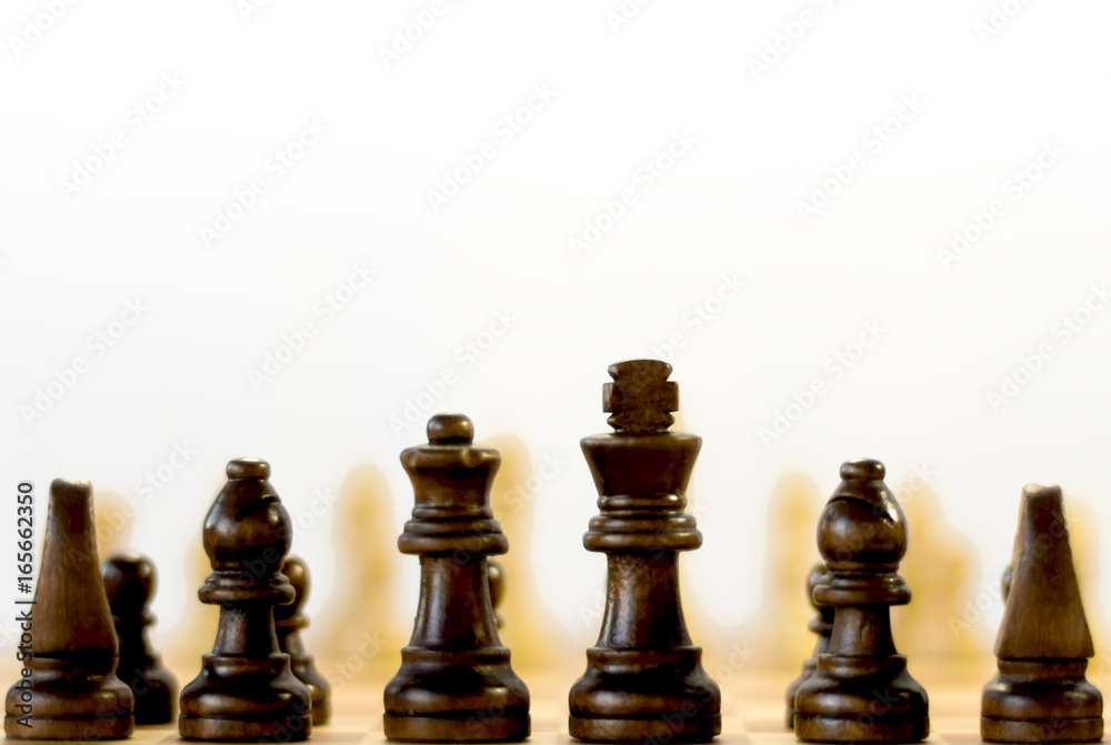Schwarze Schachfiguren von Hinten mit Schatten von den Weissen Figuren im Hintergrund ,Selektiv Fokus Schwarze Schachfiguren von Hinten mit Schatten von den Weissen Figuren im Hintergrund ,Selektiv Fokus