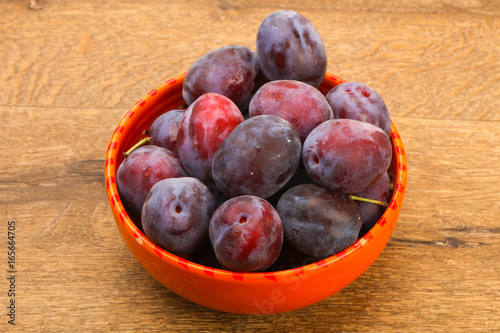 Plums in the bowl