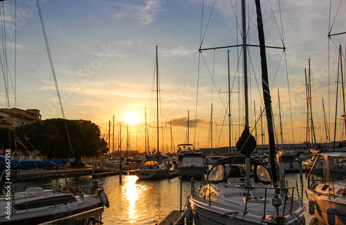 Couché de soleil sur le port de Canet en Roussillon