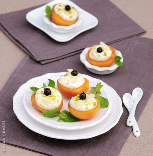 Stuffed apricots with protein cream