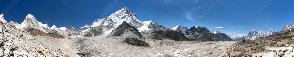 himalayan mountain range near Mount Everest himalayan mountain range near Mount Everest