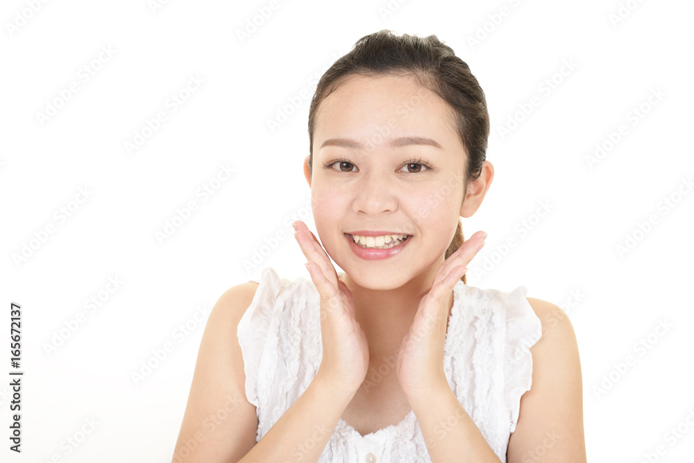 スキンケアをする女性