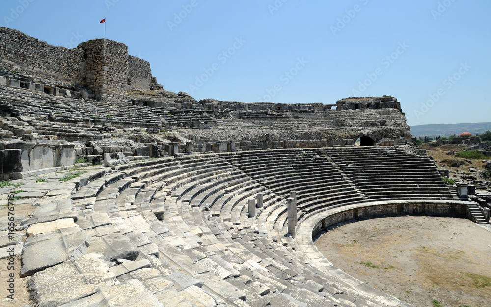 Orchestre et gradins du théâtre antique du site archéologique de Milet en Anatolie
