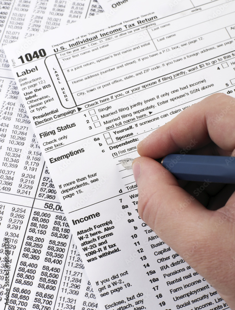 Fototapeta premium Completing 1040 tax form