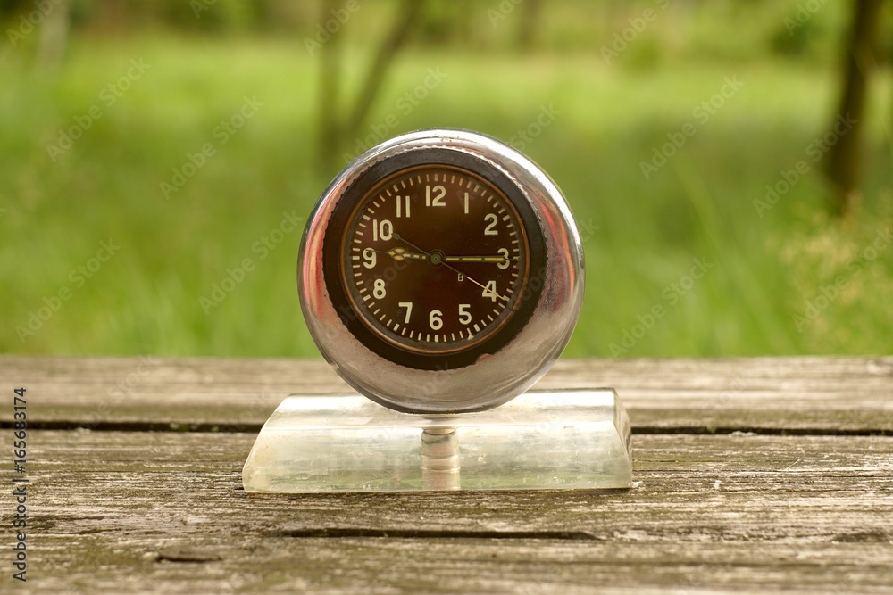 Naklejka premium Old clock on a wooden table