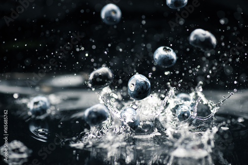 Obraz na plátne ripe blueberries dropping in water