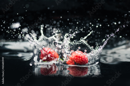 Fototapeta Naklejka Na Ścianę i Meble -  ripe strawberries falling in water