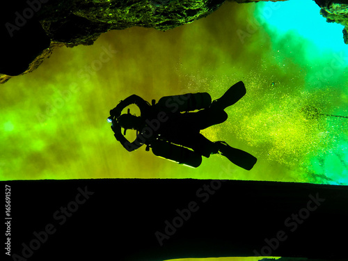 Φωτογραφία Diver Silhoutte above cave entrance on Santa Fe River, Florida