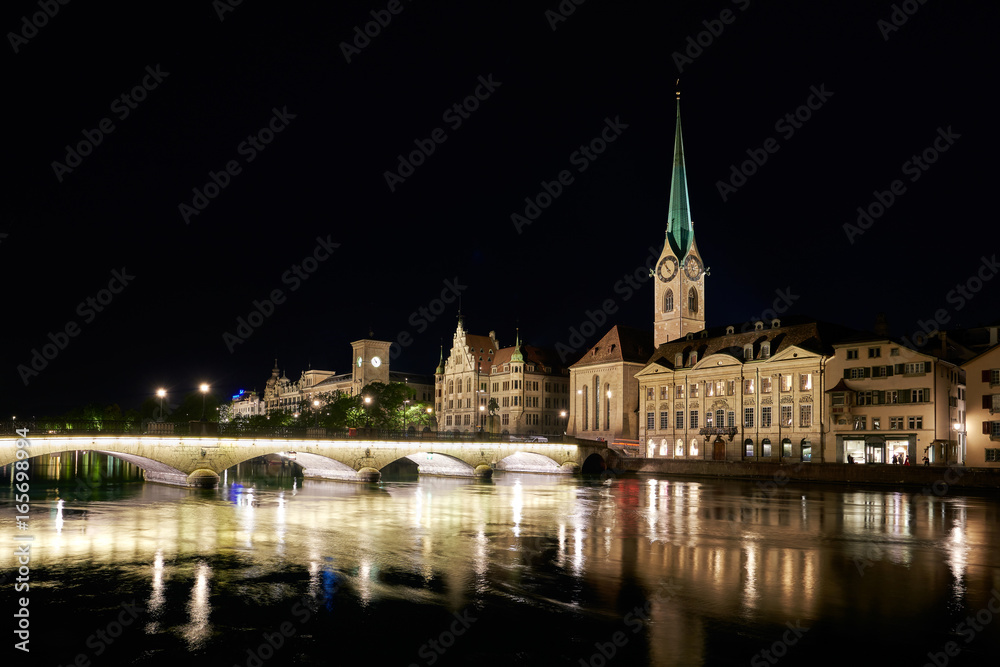 Zürich Nachtaufnahme Wühre Münsterbrücke Limmat Stadthaus Fraumünster Beleuchtung Spiegelungen Nachthimmel