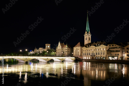 Zürich Nachtaufnahme Wühre Münsterbrücke Limmat Stadthaus Fraumünster Beleuchtung Spiegelungen Nachthimmel