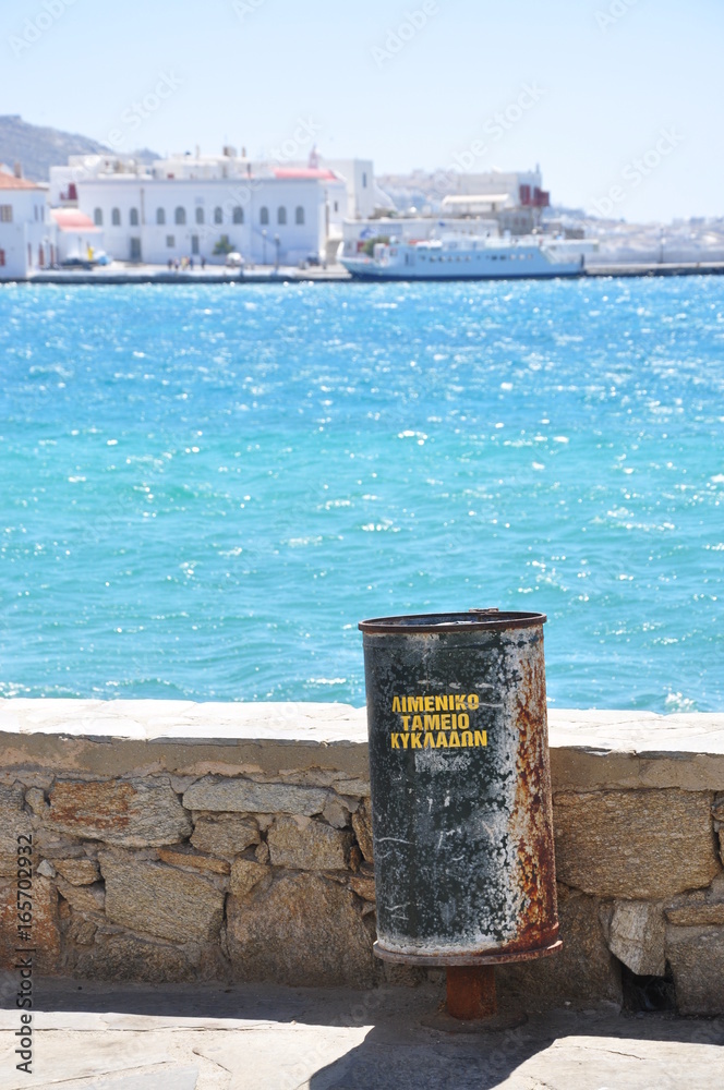 Naklejka premium Poubelle bord de mer Myconos Grêce