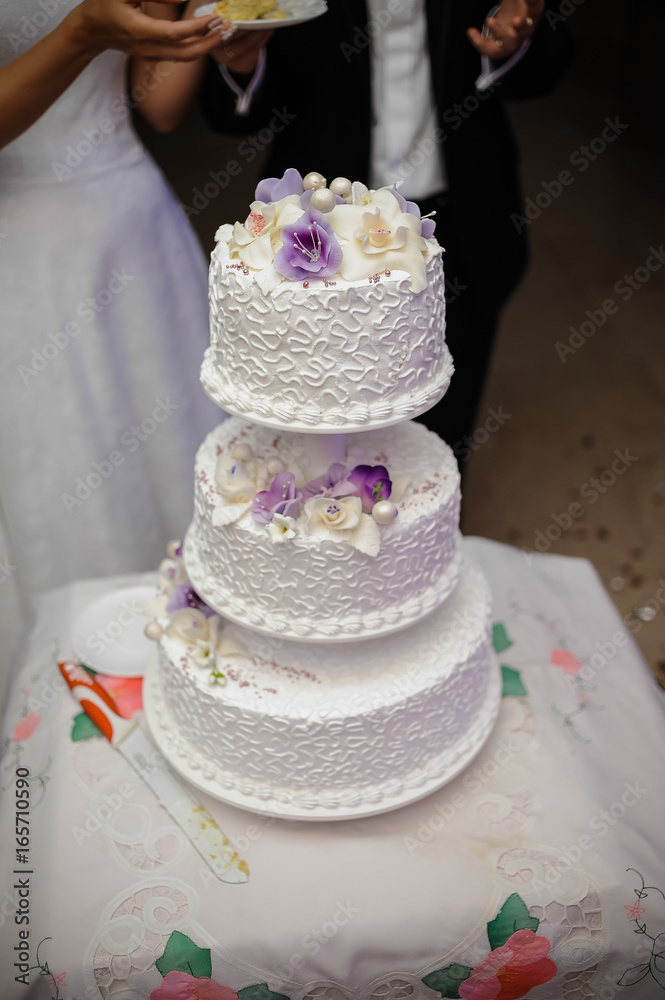 Wedding cake cutting
