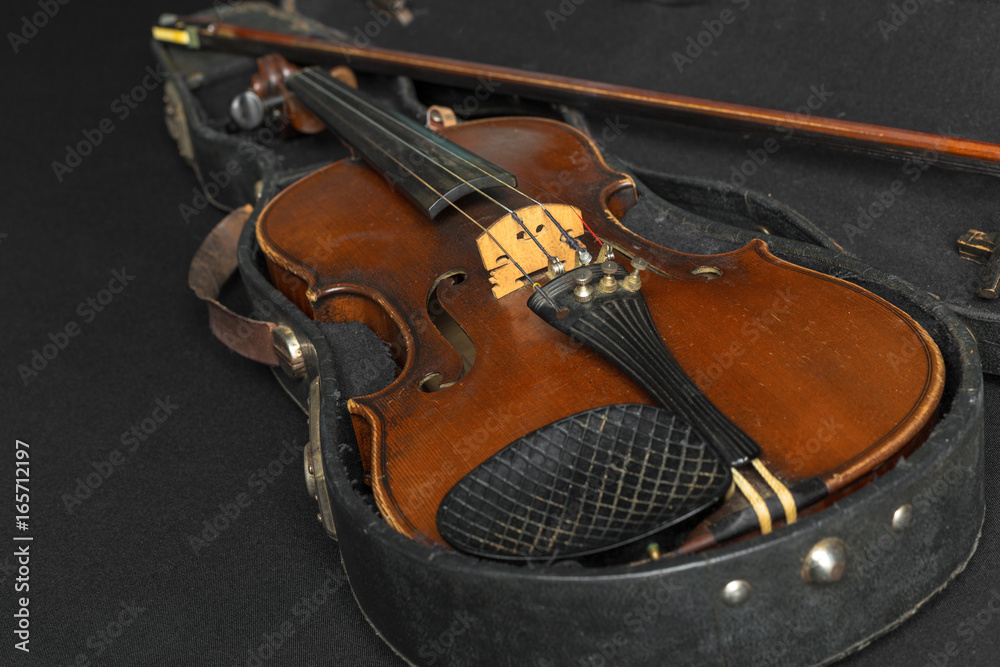 Obraz premium Old violin on a black background