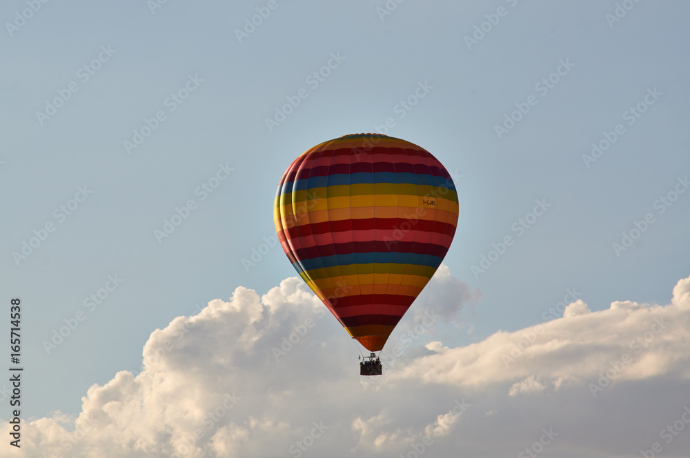 Naklejka premium Walking balloon and the panorama of the mountains.