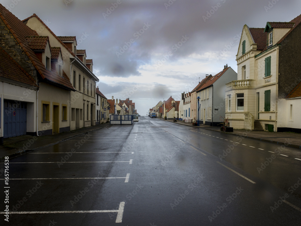 Ville déserte sous la pluie