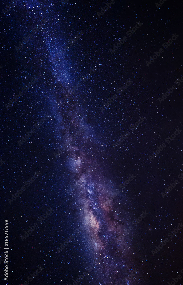 Fototapeta premium Gwiaździste niebo z Drogą Mleczną. Obraz zawiera widoczny szum spowodowany wysokim iso. nieostrość dzięki szerokiej aperturze i długiej ekspozycji.