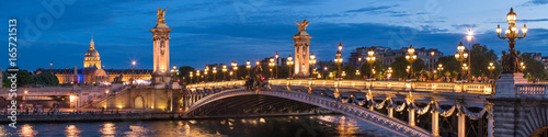 Pont Alexandre III und Invalides in Paris, Frankreich © eyetronic