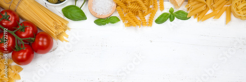 Spaghetti Pasta Nudeln Zutaten kochen Italien Fusilli Holzbrett Banner Essen Textfreiraum von oben