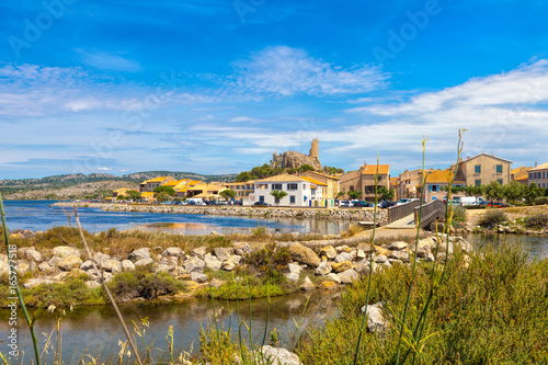 Die mittelalterliche Stadt Gruissan in Südfrankreich mit der alten Burgruine Tour Barberousse gelegen am Etang de Gruissan. photo