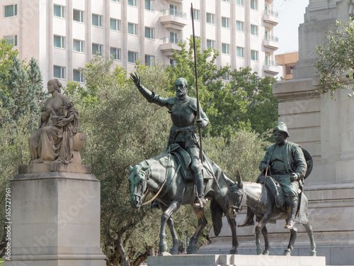 Bronzestatuen von Don Quijote und Sancho Pansa am Plaza de Espana in Madrid