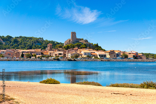Blick auf den Ort Gruissan mit der Burgruine Tour Barberousse und dem Gewässer Etang de Gruissan in Südfrankreich.