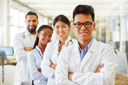 Erfolgreiche junge Ärzte und Studenten