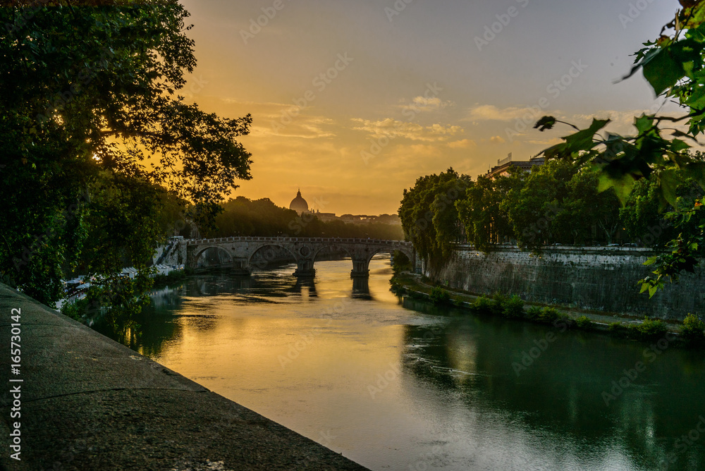 Fototapeta premium Isola Tiberina, Fiume Tevere, Trastevere, Tramonto, Ora Blu, Roma, Lazio Italy, Europa