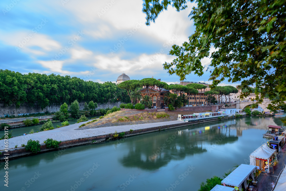 Φωτογραφία Isola Tiberina, Fiume Tevere, Trastevere, Tramonto, Ora Blu, Roma, Lazio  Italy,