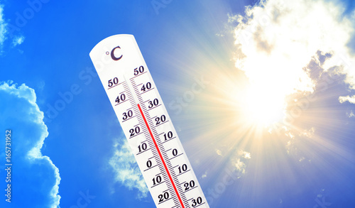 Sommerhitze 35 Grad auf dem Thermometer photo