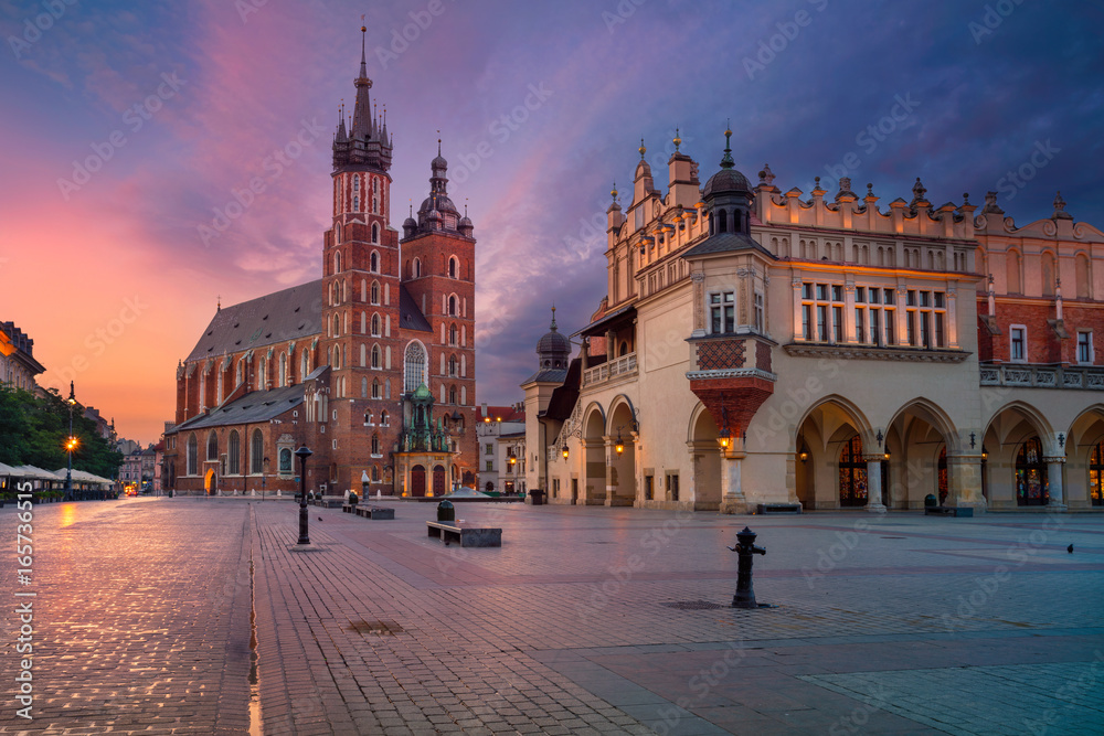 Fototapeta premium Kraków. Obraz starego miasta Kraków, Polska podczas wschodu słońca.