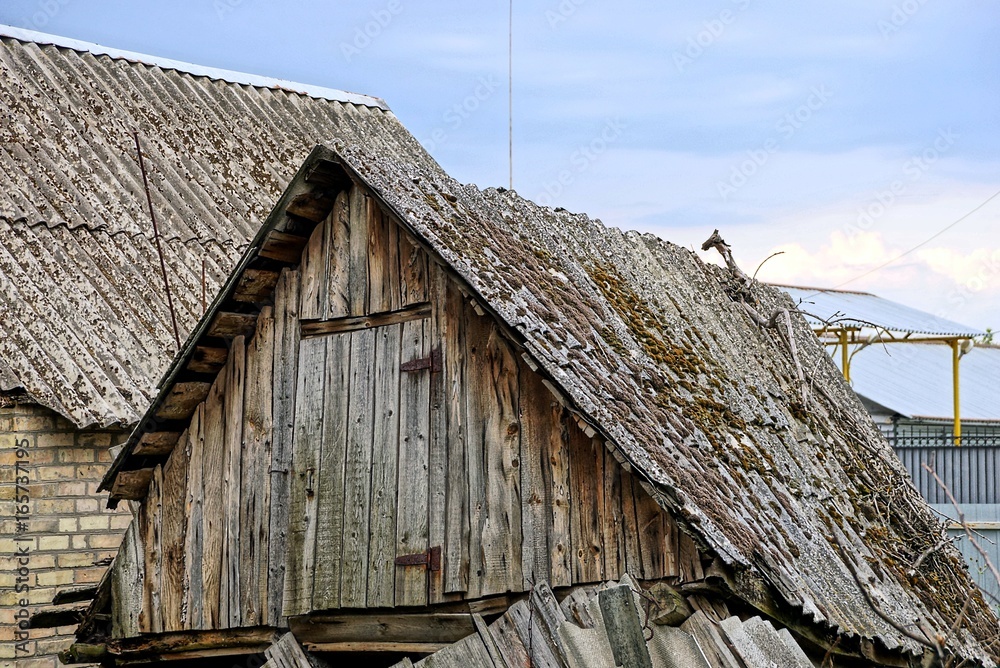 Деревянный серый чердак сельского старого здания во дворе