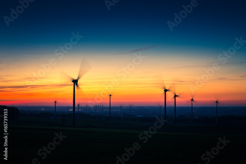 Windräder im Sonnenuntergang auf der Haar
