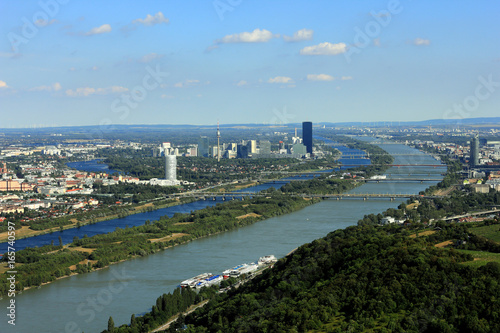 Blick vom Leopoldsberg Richtung Osten auf die Donau bei Wien aufgenommen im Juli 2017