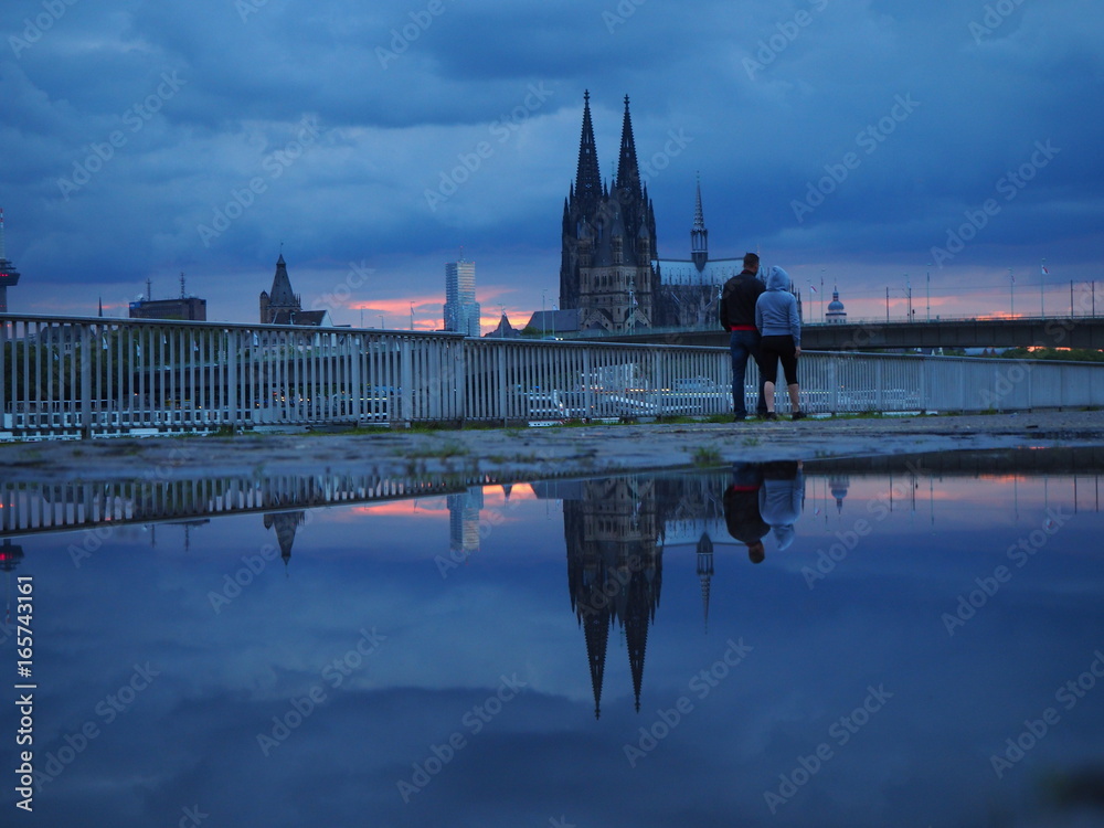 Fototapeta premium Päärchen bei Sonnenuntergang am Kölner Dom