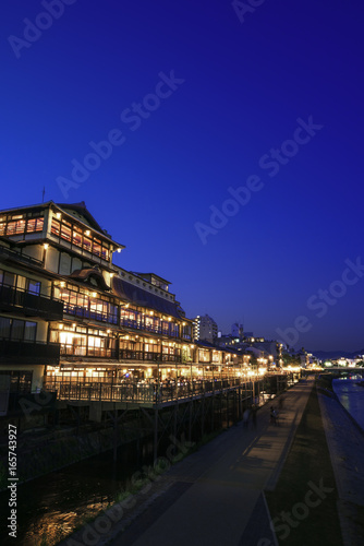 鴨川　納涼床