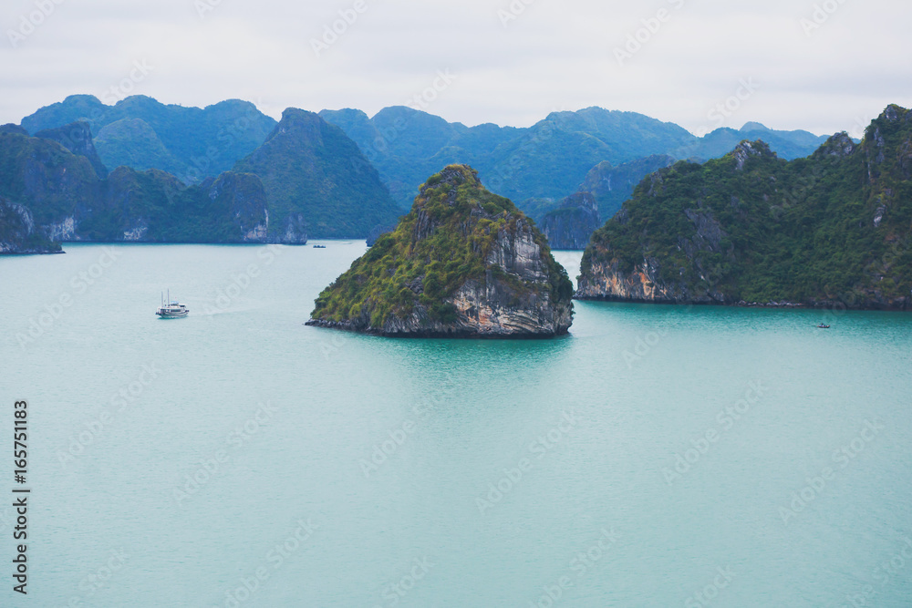 Obraz premium Beautiful view of Halong Bay, Vietnam, UNESCO World Heritage Site, scenic view of islands, Southeast Asia