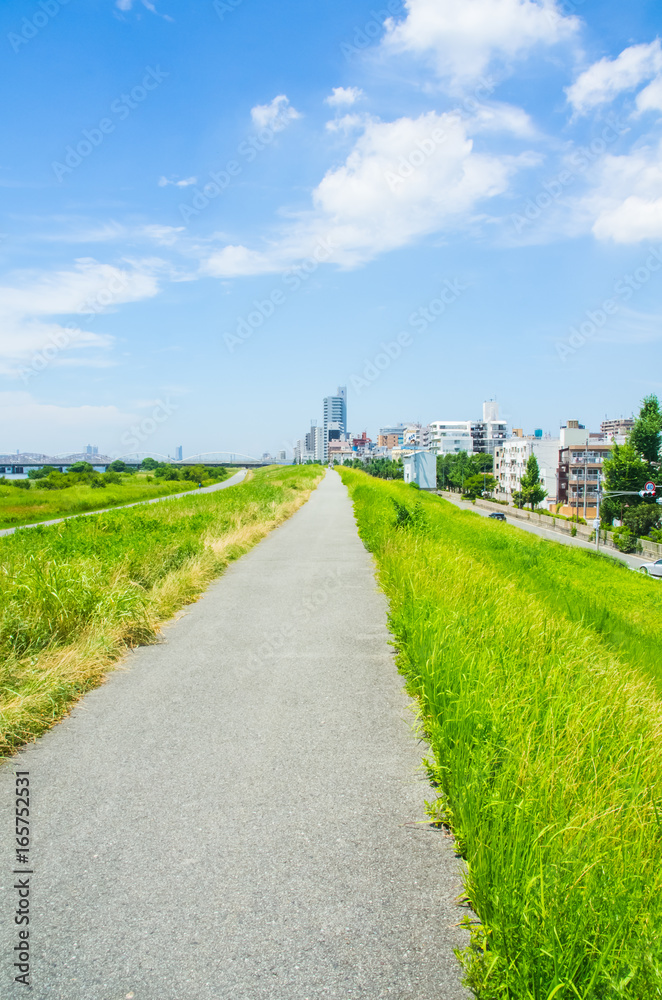 大阪・淀川の堤防から見る風景