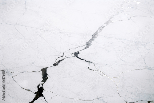 Foto aerial view of floating ice on the ocean