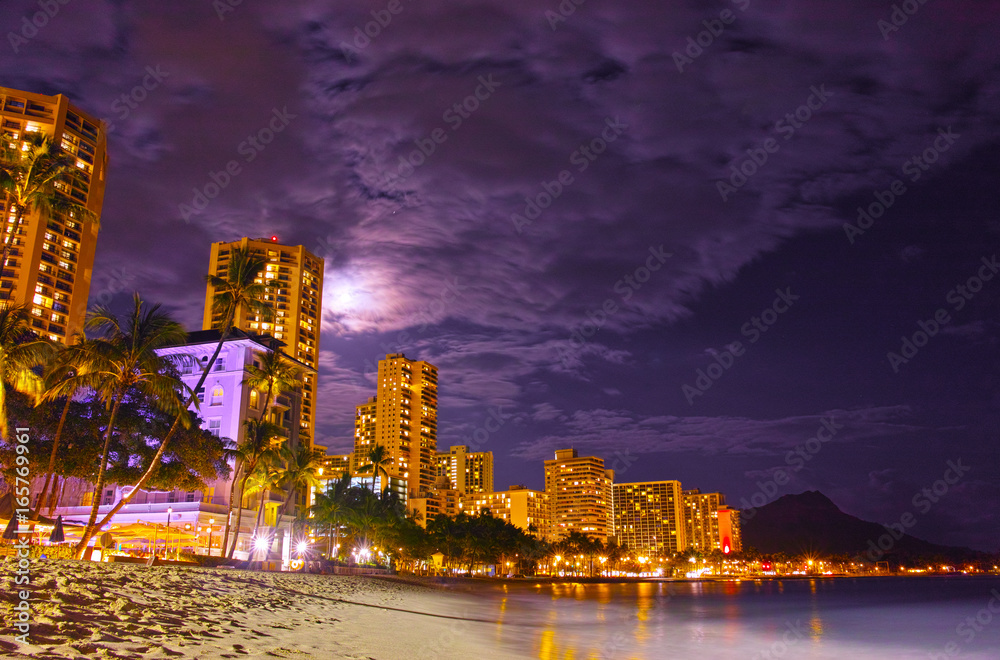 Fototapeta premium ハワイ ワイキキビーチの夜景