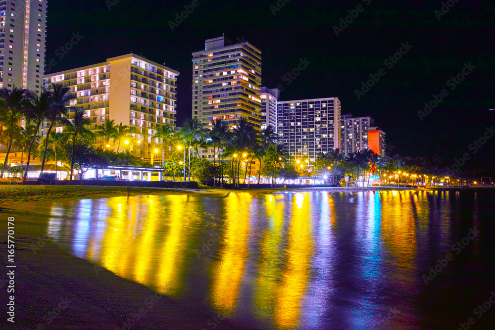 ハワイ　ワイキキビーチの夜景