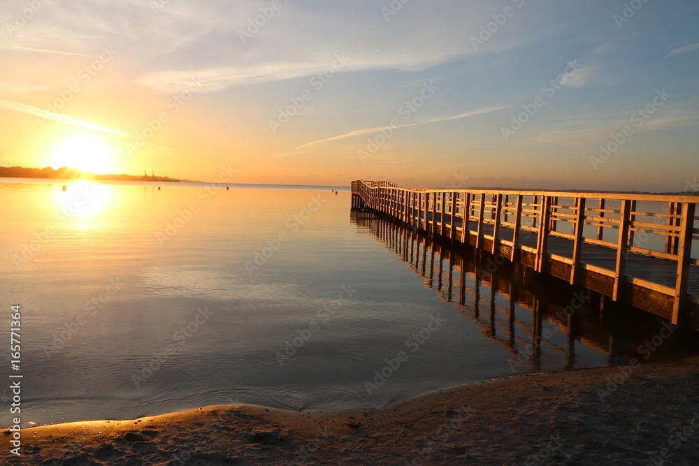malerischer Sonnenaufgang  an einer Seebrücke an der Ostsee 