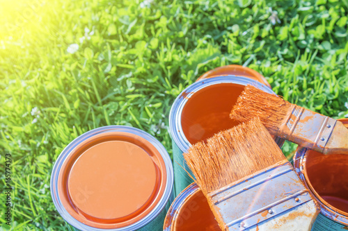 Fotografie Paint cans, brushes, bright orange color