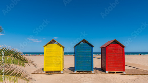 Bunte Holzhäuser am Strand © dietwalther