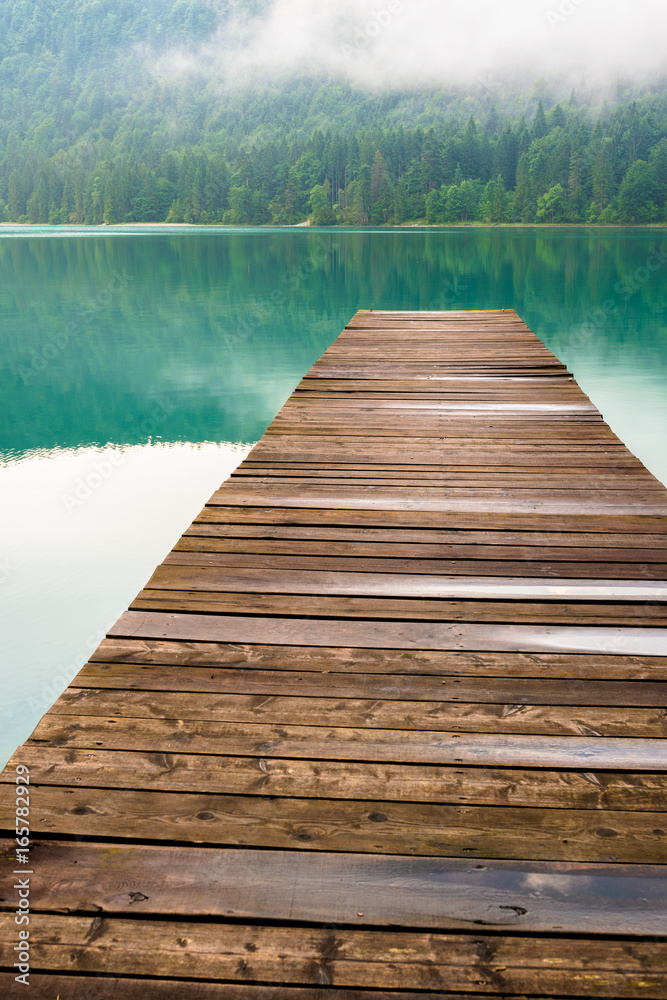 Obraz premium Pier aus Holz am See mit Nebel