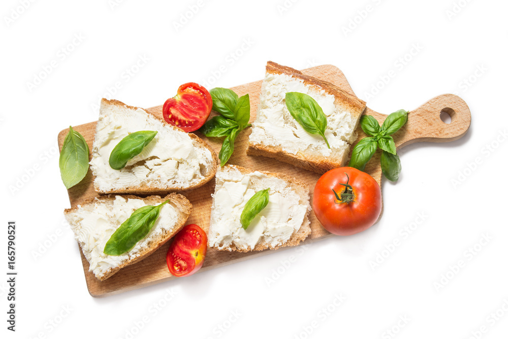 Bruschette con crema di formaggio, pomodoro e basilico Bruschette con crema di formaggio, pomodoro e basilico